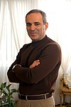 https://upload.wikimedia.org/wikipedia/commons/thumb/8/8b/Kasparov-34.jpg/100px-Kasparov-34.jpg